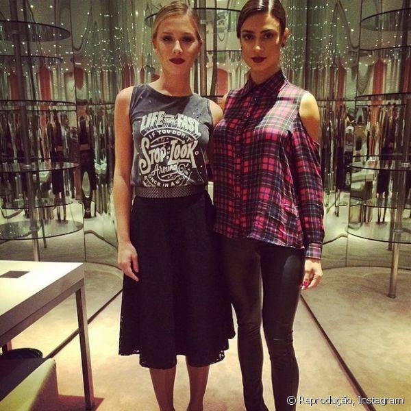 Fiorella Mattheis e Thaila Ayala desfilaram pela marca Fabric & Co usando maquiagem glamourosa, com l?bios em tom de vinho